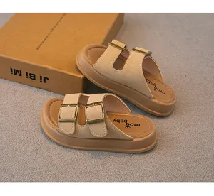 Detailansicht der beigen Kindersandalen mit Schnallen, weicher Sohle und Wildlederoptik.