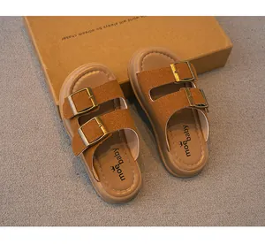 Nahaufnahme von hochwertigen braunen Kinder-Sandalen mit Doppelschnalle und weicher Sohle