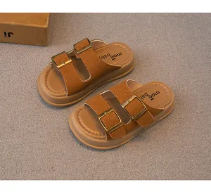 Detailansicht von Kamel-Wildleder-Sandalen für Kinder mit verstellbaren Metallschnallen