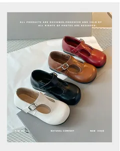 Vier paar elegante Mary Jane leren schoenen voor meisjes op een getextureerde grijze achtergrond