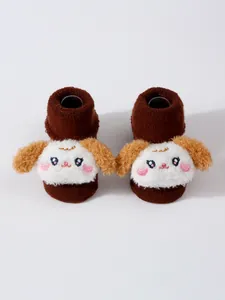 Vista detallada de calcetines cálidos para bebé con lindo diseño de cachorro 3D