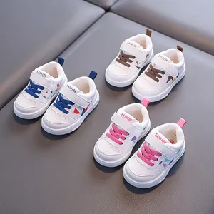 Scarpe da ginnastica per bambini in pelle microfibra bianca con accenti colorati