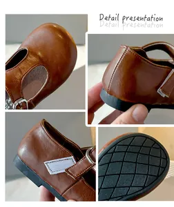 Detailopname van bruine lederen kinderschoenen met fijne stiksels en zoolpatroon