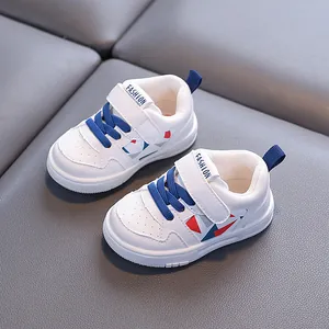 Scarpe da ginnastica bianche per bambini con lacci blu e suola morbida antiscivolo