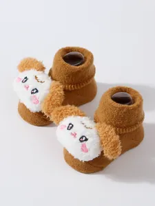 Detalle de cara de animal de peluche 3D en calcetines de invierno cálidos para bebé