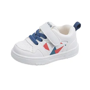 Scarpe da ginnastica bianche per primi passi con lacci blu e motivi geometrici