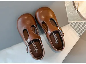 Gedetailleerd bovenaanzicht van bruine leren Mary Jane-schoenen voor meisjes met zachte zool