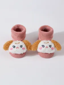 Detalle de calcetines cálidos gruesos para bebé con decoración de cachorro de peluche 3D