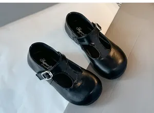 Gedetailleerd overzicht van klassieke zwarte lakleren Mary Jane schoenen voor meisjes