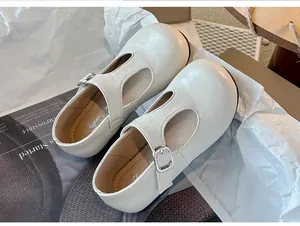 Elegante crème Mary Jane schoenen voor meisjes met klassieke T-strap en zachte lederen afwerking.