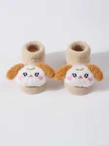 Vista detallada de calcetines de suelo cálidos para bebé con lindo diseño de cachorro de peluche