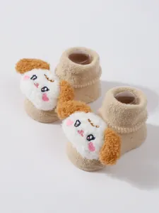 Vista detallada de calcetines térmicos para bebé con un lindo diseño de cachorro en 3D