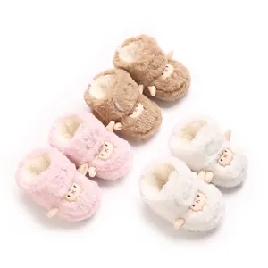 Trois paires de bottes d'hiver en peluche pour bébé en rose, marron et blanc, motif mouton.