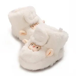 Vue détaillée de bottes d'hiver blanches en peluche pour bébé avec motif mouton mignon