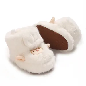 Vue détaillée de bottines d'hiver blanches et douces pour bébé avec tête de mouton mignonne