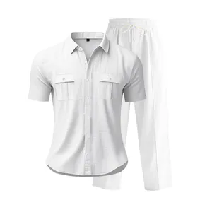 Vista de detalle del conjunto de lino blanco para hombre con camisa y pantalones.