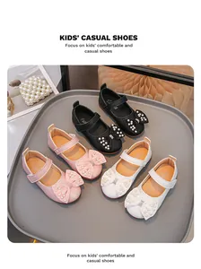 Vista dettagliata di scarpe da principessa con fiocco per bambina con perle in tre colori