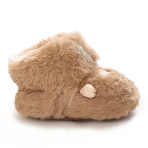 Vue latérale détaillée de jolies bottes de bébé marron en peluche avec doublure douce