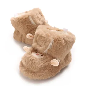 Vue détaillée de bottes d'hiver en peluche marron pour bébé avec broderie d'agneau