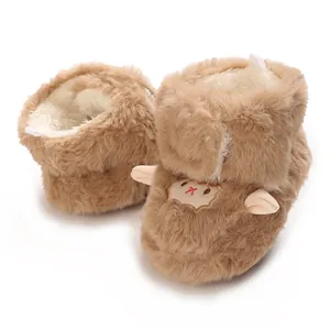Gros plan de bottines bébé en fourrure avec motif mouton et doublure chaude