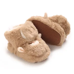 Gros plan de bottines moelleuses marron pour bébé avec de jolies oreilles d'animaux.