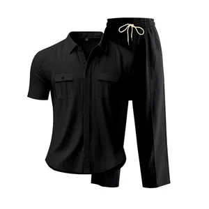 Detalle macro que muestra la textura del tejido de lino negro del conjunto casual para hombre.