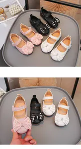 Dettaglio di scarpe da principessa per bambini con fiocco di perle in rosa, bianco, nero