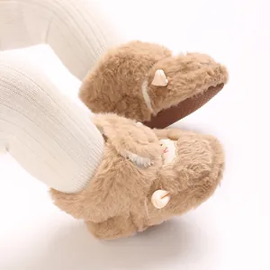 Gros plan sur des bottes d'hiver pour bébé en peluche marron avec oreilles