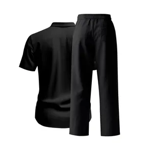 Vista posterior de un conjunto minimalista de lino negro con camisa de manga corta y pantalón