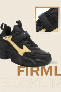 Detailansicht der schwarz-goldenen Jungen-Sneaker mit verstellbarem Klettverschluss-Detail