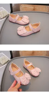 Dettaglio di scarpe da principessa rosa per bambine con eleganti fiocchi di perle