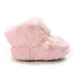 Vue détaillée de côté d'un bottillon rose en peluche pour bébé au design très mignon