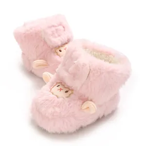 Bottines bébé en peluche rose avec broderie mouton mignonne pour la chaleur hivernale.
