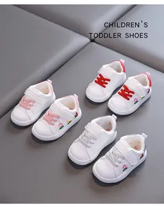 Detailansicht schicker weißer Lauflernschuhe mit Blumenstickerei und weichen, flexiblen Sohlen