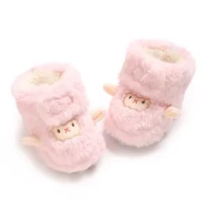 Vue détaillée des bottes d'hiver roses pour bébé en peluche avec un motif de mouton