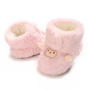 Vue détaillée de bottes roses en peluche pour bébé avec broderie mouton pour l'hiver