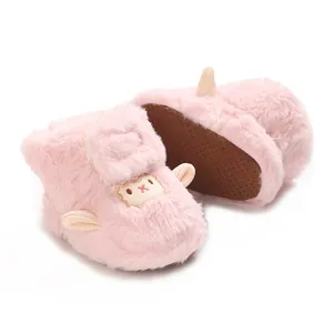 Vue détaillée des chaussons bébé en fausse fourrure rose avec joli motif de mouton
