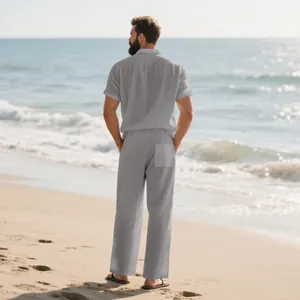 Detalle de la parte trasera de un conjunto de lino gris para hombre en una playa