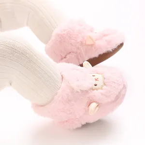 Vue détaillée des bottes d'hiver roses pour bébé avec broderie de mouton mignon