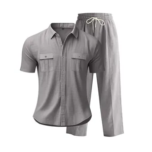 Vista detallada del conjunto casual de lino gris para hombre con camisa y pantalón largo.