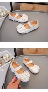 Eleganti scarpe Mary Jane bianche per bambine con un bellissimo fiocco di perle.