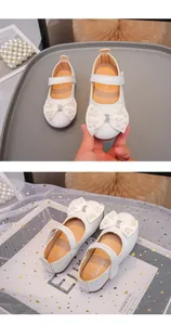 Eleganti scarpe da principessa bianche per bambine con fiocco decorato di perle e suole morbide