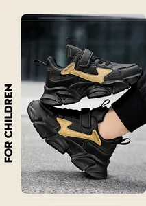Detailansicht von schwarz-goldenen leichten Sportschuhen für Jungen mit weichen Sohlen.