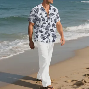 Conjunto de hombre camisa con estampado de palmeras y pantalón blanco para playa