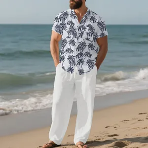 Conjunto hombre camisa hawaiana con estampado de palmeras y pantalón blanco holgado