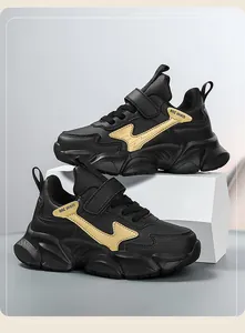 Schwarze und goldene Jungen Sportschuhe mit weicher Sohle auf weißen Ständern