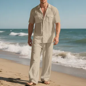 Detalle del conjunto de camisa de playa y pantalón de lino beige hombre