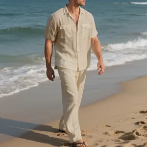 Hombre en la playa con camisa de lino beige de manga corta y pantalón largo casual a juego