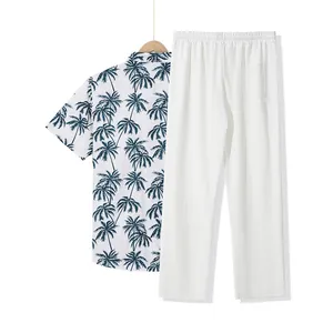 Vista detallada del conjunto masculino de camisa con palmeras y pantalón blanco gofrado