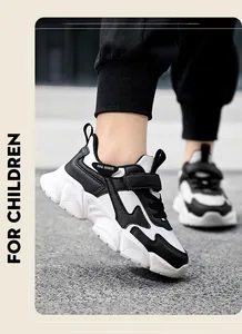Detail von leichten schwarz-weißen Sportschuhen für Jungen mit einer stylischen Sohle